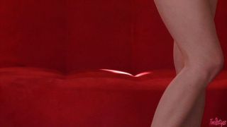 горячая красотка на красный диван