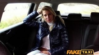 faketaxi блондинка молодой сосет и трахается в такси