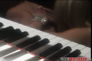 горячий секс рядом с пианино