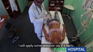 fakehospital - врач прощупывает пациентов киска
