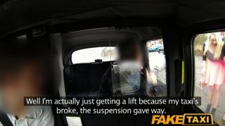 faketaxi Таксист получает минет от 2 младенцам