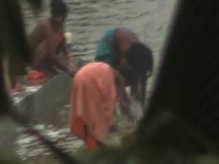 Индийские женщины купаются в реке