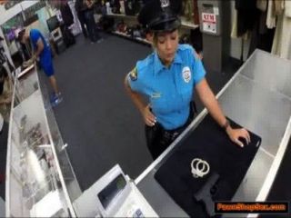 полицейский пешки ее пистолет и трахал