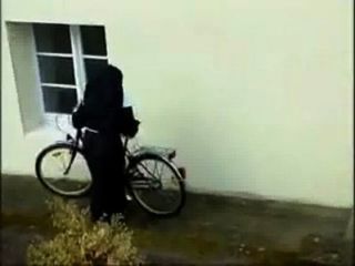 Monja ан bicicleta