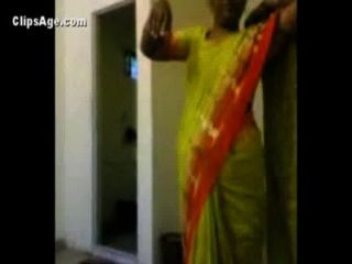 Тетка в зеленом сари подвергая ее нагота на линии всасывания своего клиента до секса - индийский порно видео