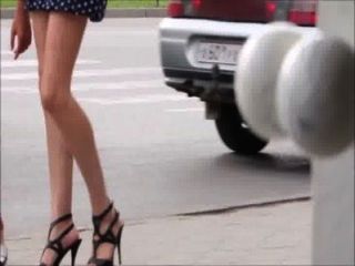 сексуальные девушки идут по улице - ноги, зад и каблуки