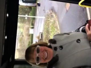 пытаясь вытащить бабушку за рулем мой автобус