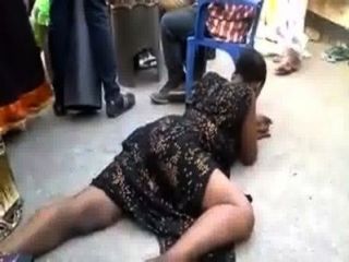 африканская женщина делает некоторые сексуальные танцы