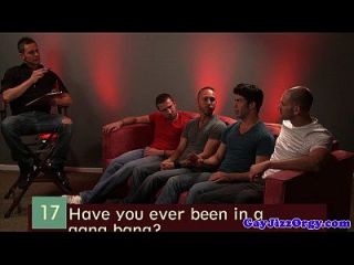rex roddick и четыре приятеля сосут на диване