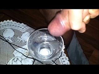 десять толстых сгусток горячей кубики в стакане с медленным движением