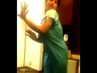 горячий сексуальный индийский desi bouncing boobs dance редко высокий