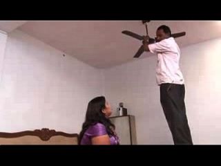 индийская леди трахает странного мужчину в своем доме
