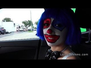 клоун-подросток сосать огромный член в машине