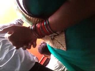 тонкий бхабхи, показывающий ее крипы пупка n boob тайно
