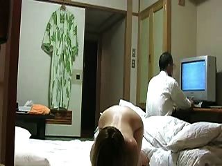 озорной японская жена мелькает ТВ ремонтника