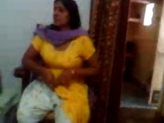 Индийский секс видео индийского тетеньки, показывая ее большие сиськи