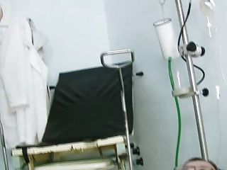джейн киска зияющие на стуле гинекомастии в клинике во время зеркалах
