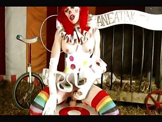 транссексуал клоун берет огромный фаллоимитатор в цирке