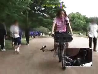 Японские школьницы мастурбирует на модифицированном велосипеде