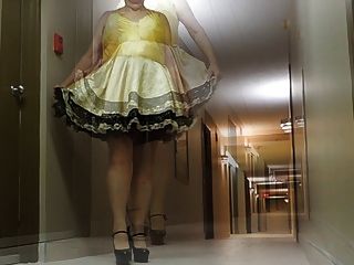 Сисси луч в гостиничном коридоре в Сисси платье и сексуальные каблуки