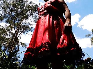 Сисси луч в красном атласном платье закрученного Upskirt