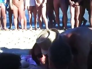 Четверо друзей секс на нудистском пляже в передней части толпы