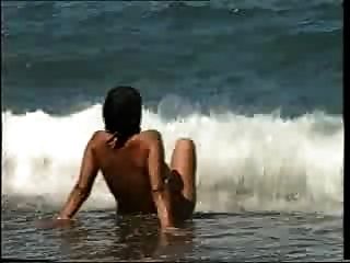 Большие сиськи девушка обнаженной на пляже одиночную