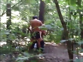goupe мужчин сосание и ебля в лесу