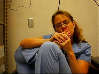 медсестра сосет пальцы ног на работе
