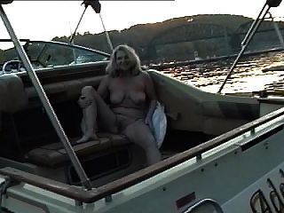 adele nude загорать на лодке