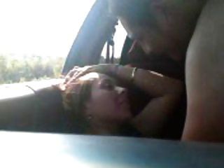 un jeune couple baise en voiture