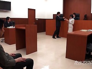 азиатский адвокат, который должен отдать дело в суд