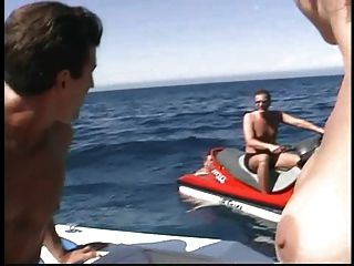 Райан Коннер трахается в лодке.