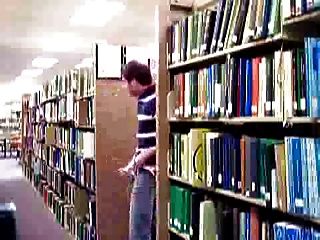 парень поглаживает в университетской библиотеке