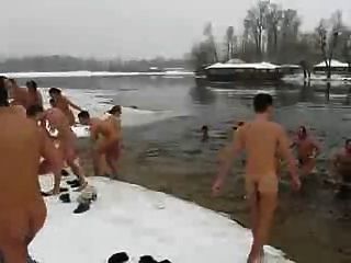 тощие окунающие люди в зимнее озеро