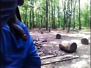 черный парень ходит в лесу с выступом