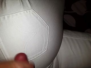 мастурбирует и кончает по ее белым джинсам