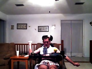 парень в инвалидном кресле