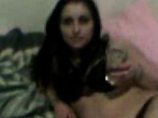 аравийская девушка пьет пиво и показывает тело в нижнем белье
