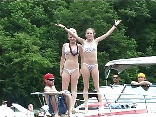 сексуальные бикини малыши дразнят ребята во время катания на лодке