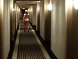 блондинка смеется ходить голым в гостинице