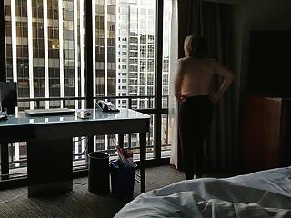 зрелая красотка голая в окне отеля