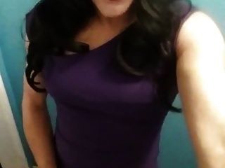 сексуальная Стефани компакт-диск в фиолетовом платье