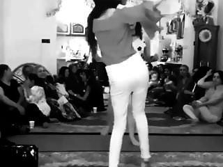 иранская девушка танцует без трусиков