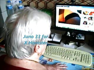 бабушка за своим столом смотрит х