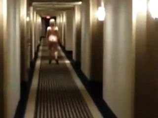 гулять голышом в коридоре отеля